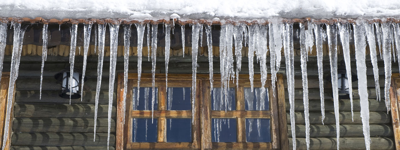spray foam prevents ice dams by providing proper insulation in Montreal attic spaces